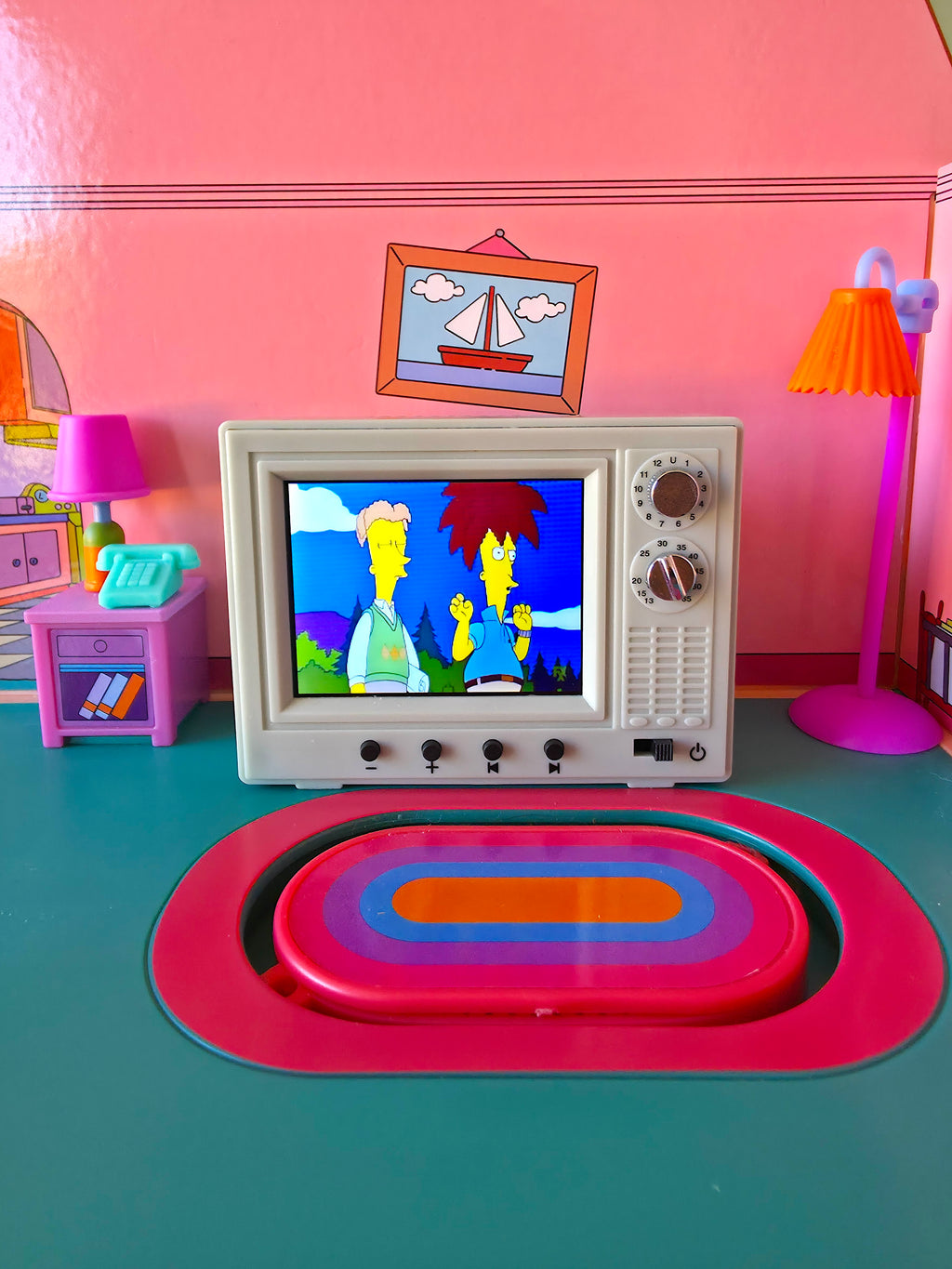 Mini TV™ - Retro 2.4-inch TV