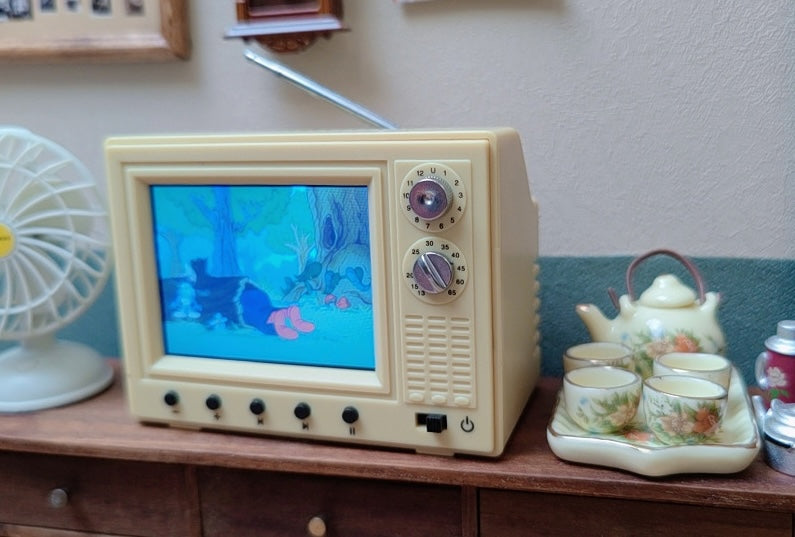 Mini TV™ - Retro 2.4-inch TV