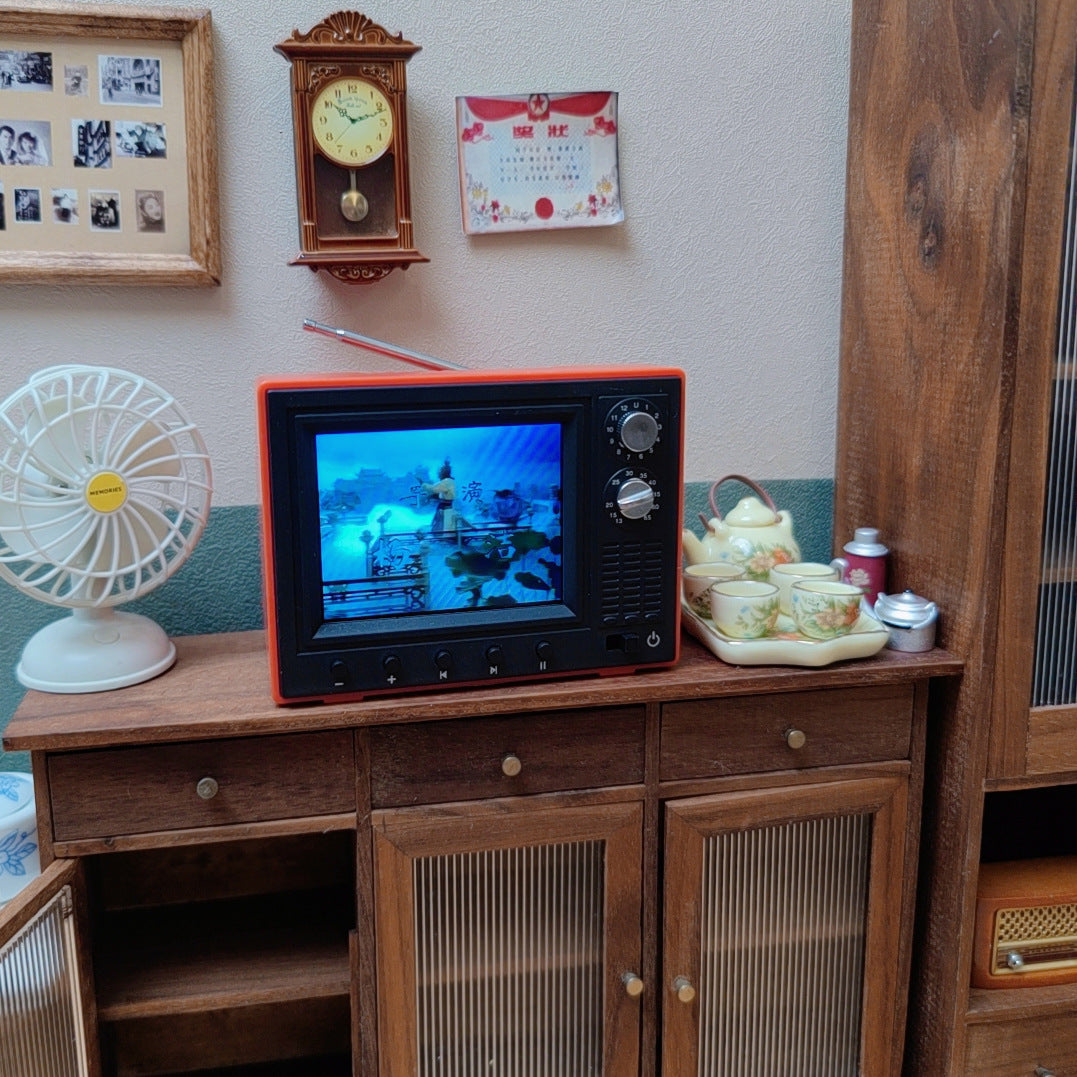 Mini TV™ - Retro 2.4-inch TV