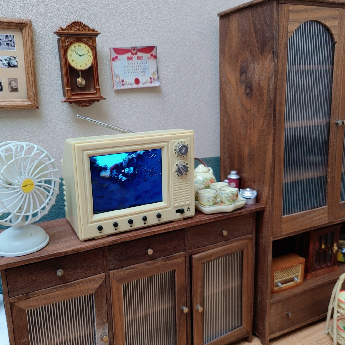 Mini TV™ - Retro 2.4-inch TV