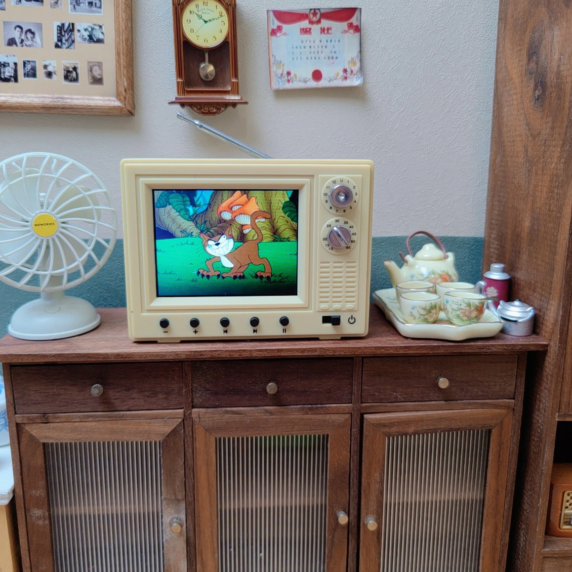 Mini TV™ - Retro 2.4-inch TV