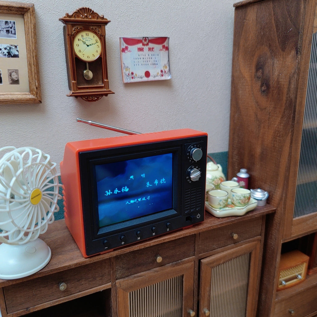 Mini TV™ - Retro 2.4-inch TV