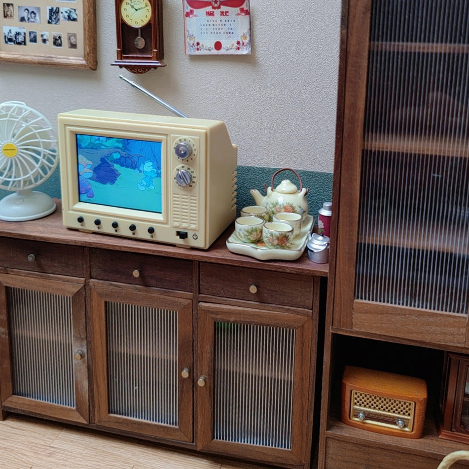 Mini TV™ - Retro 2.4-inch TV