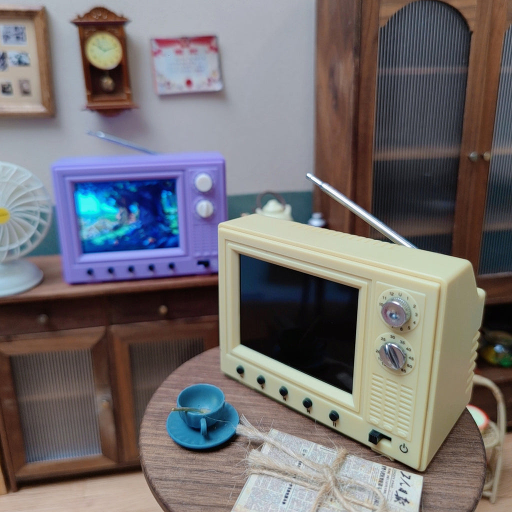 Mini TV™ - Retro 2.4-inch TV