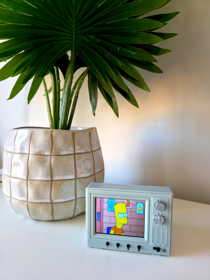 Mini TV™ - Retro 2.4-inch TV